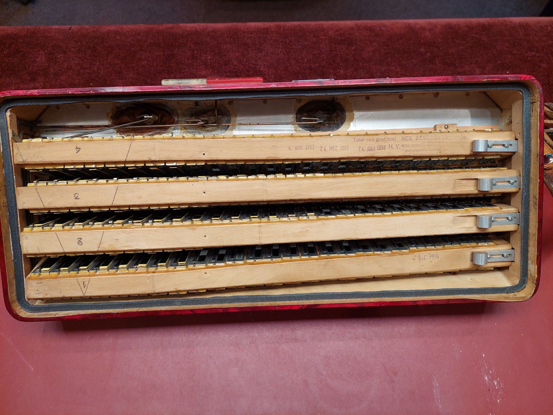 Record Musikinstrumente: Schweizer Record Handorgel 4 chörig – Gebraucht aus Davos-Platz von musikhauskollegger 5