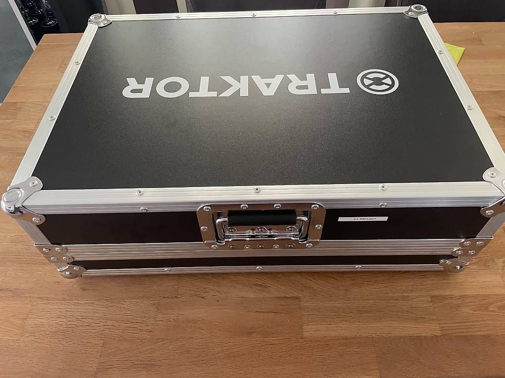 Console di mixaggio: DJ Controller Traktor S3 mit Original Case und Software – Usato da Stäfa venduto da tinomusic 1