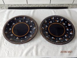 2 Sammlerteller, Majolika, Ø 26.5cm Ung.