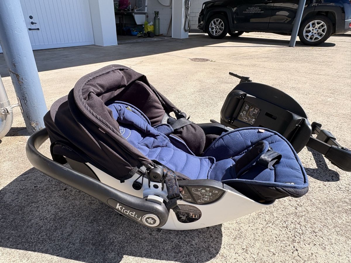 Kiddy Seggiolini per auto: Babyschale Kiddy Evolution Pro mit Isofix Basis schwarz – Usato da Gebenstorf venduto da trustedsale
