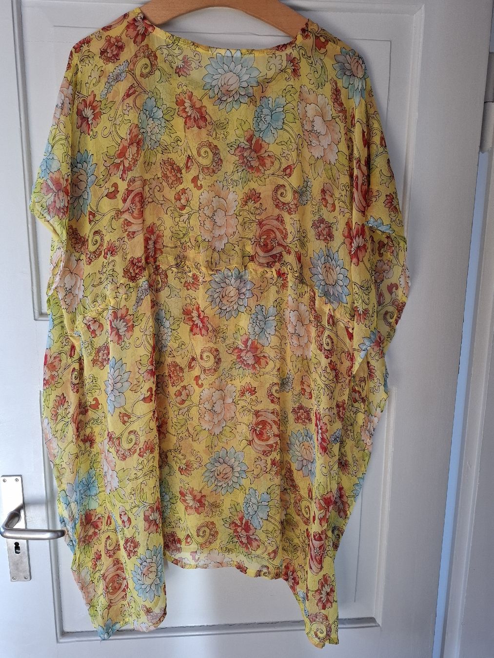 Kleider: Strandkleid gelb Blumen onesize – Gebraucht aus Ennetbaden von Rosen1 1