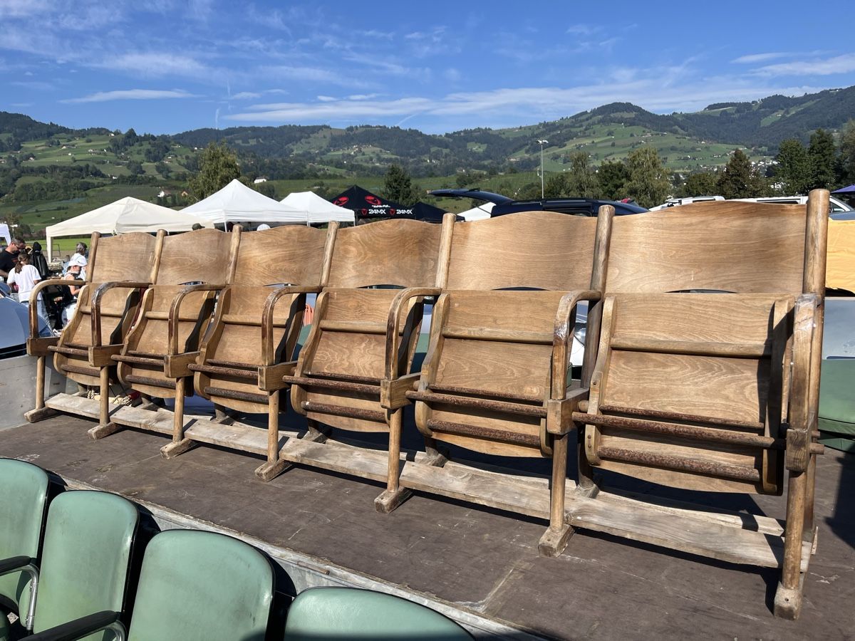 Sedie: Antike Kinostühle aus Holz – Usato da Altstätten SG venduto da Bubblin