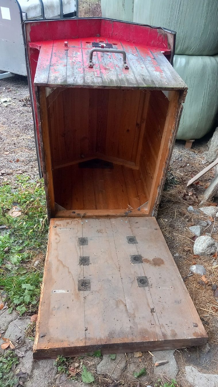 Cucce & Letti: Hundehütte  ,  Hasenstall  ? – Difettoso da Burgistein venduto da pender