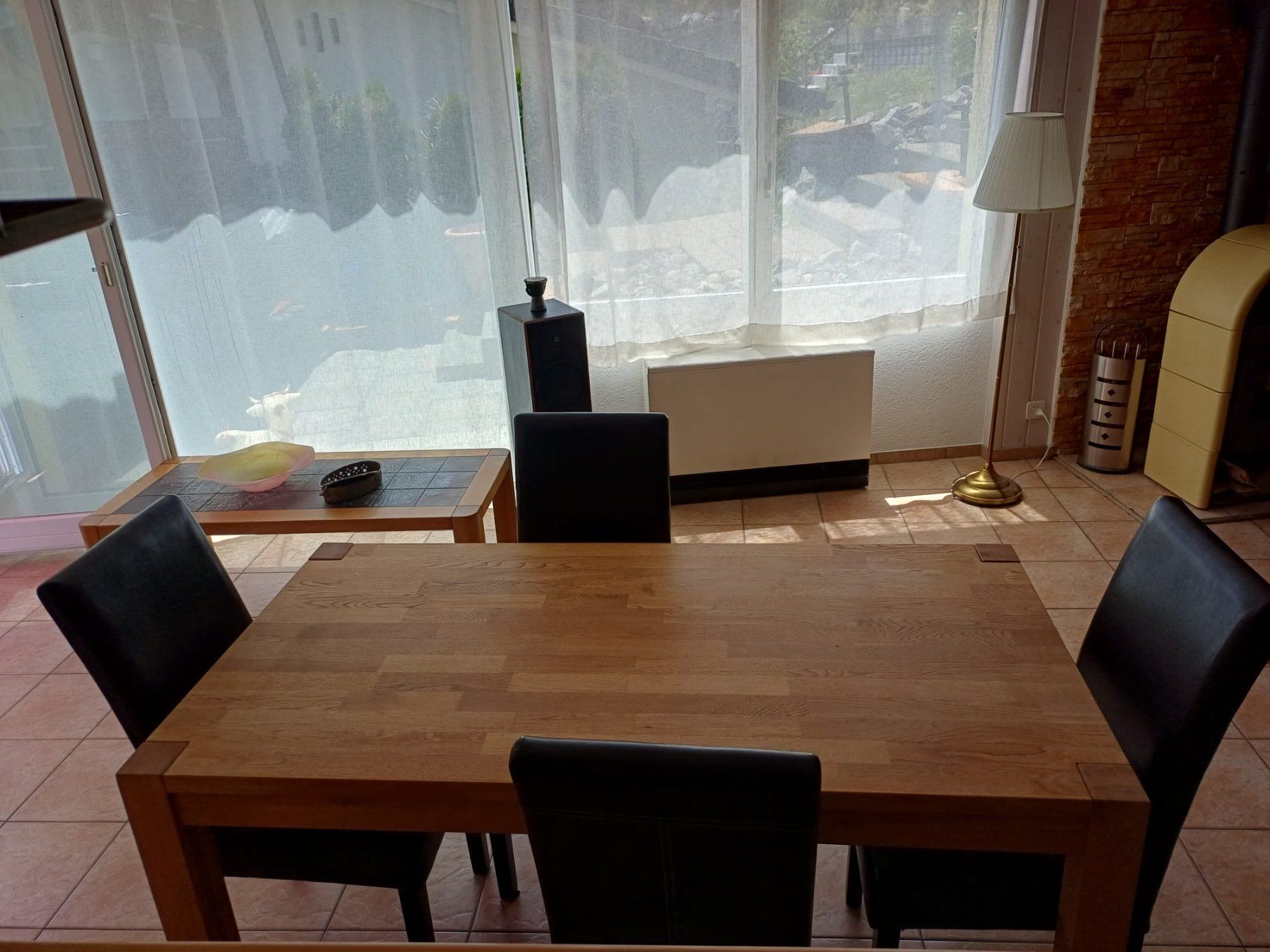 Set de table et chaises: Holztisch mit vier Stühlen. – D'occasion à Oberdiessbach par Calippa