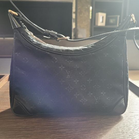 Louis Vuitton Borse da donna: LOUIS VUITTON Small Black Satin and Leather Trim + Monogram – Usato da Chavannes-des-Bois venduto da sarahzo