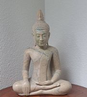 Bouddha en pierre taillée