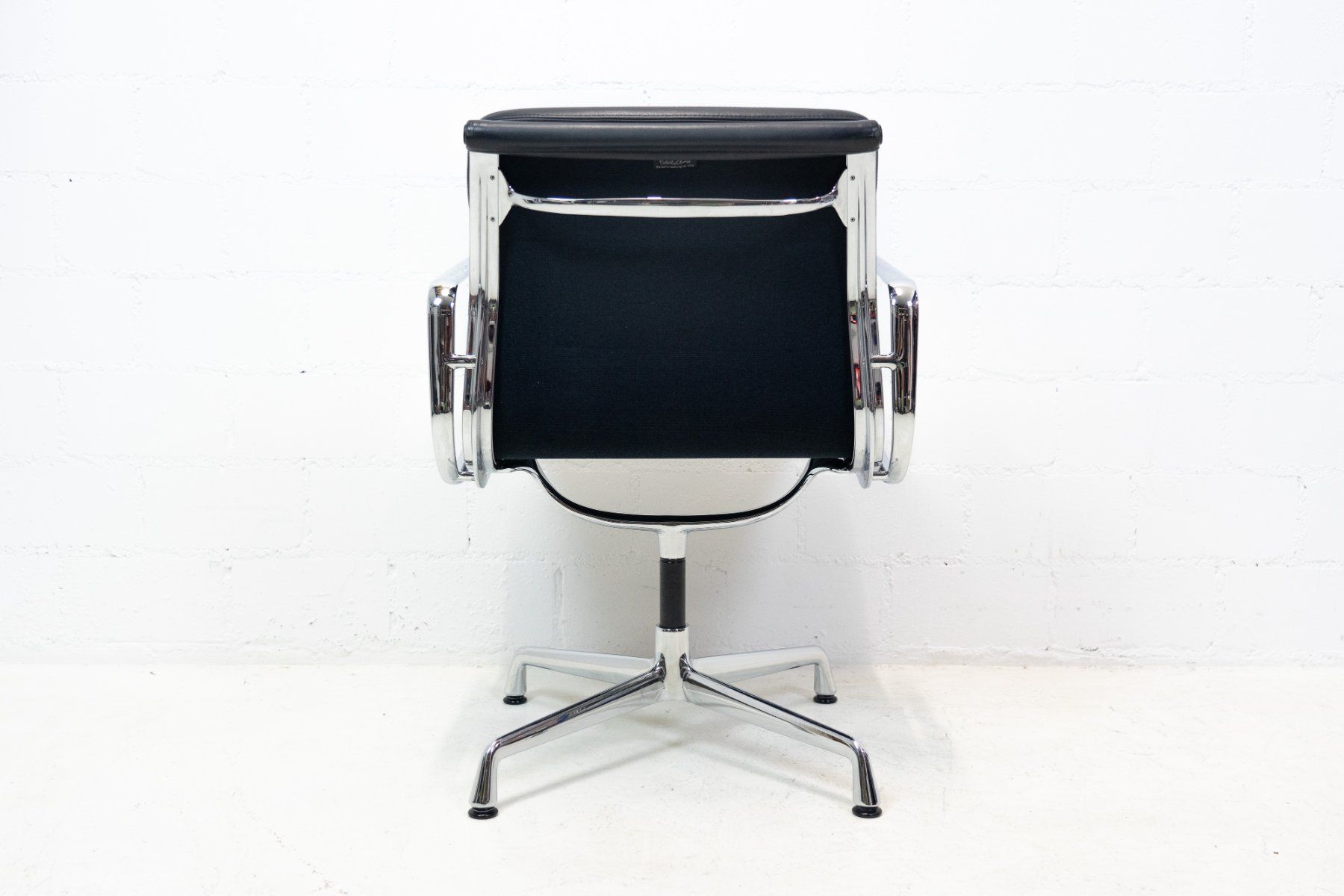 Vitra Sedie: Vitra Eames Aluminium Chair EA 208 Leder Nr. 3 – Usato da Schaffhausen venduto da Studio-Ara 7