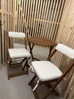 Balkonset aus Holz – Tisch + 2 Klappstühle mit Polstern