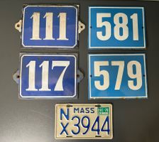 Vintage Emaille-Hausnummern & US-Nummernschild