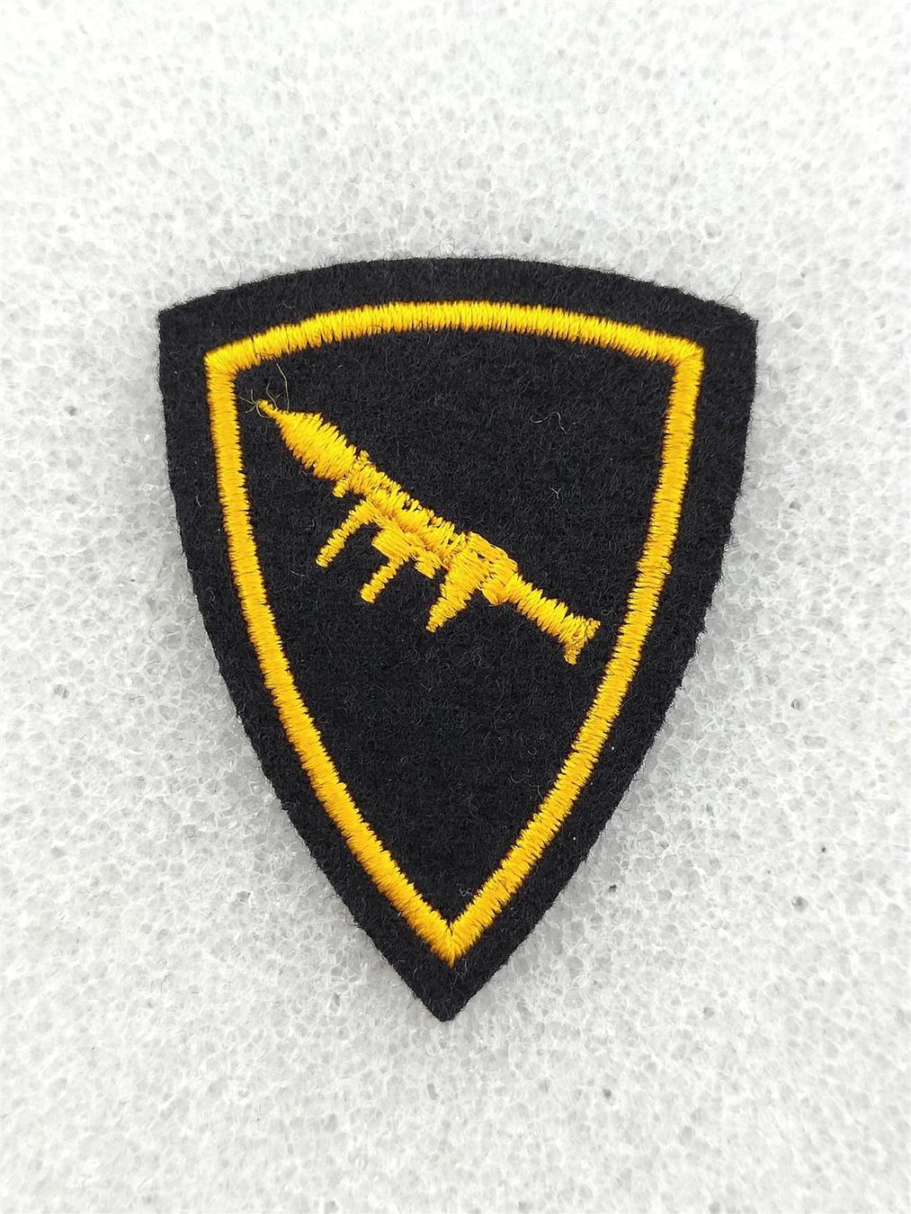 Schweizer Armee Plaketten & Abzeichen: Funktionsabzeichen An der Panzerfaust ausgebildet Ord. 95 V3 – Gebraucht aus Bauma von SwissMilitaria