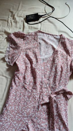 rosa Wickelkleid geblümt mit Rüschen Grösse S NEU