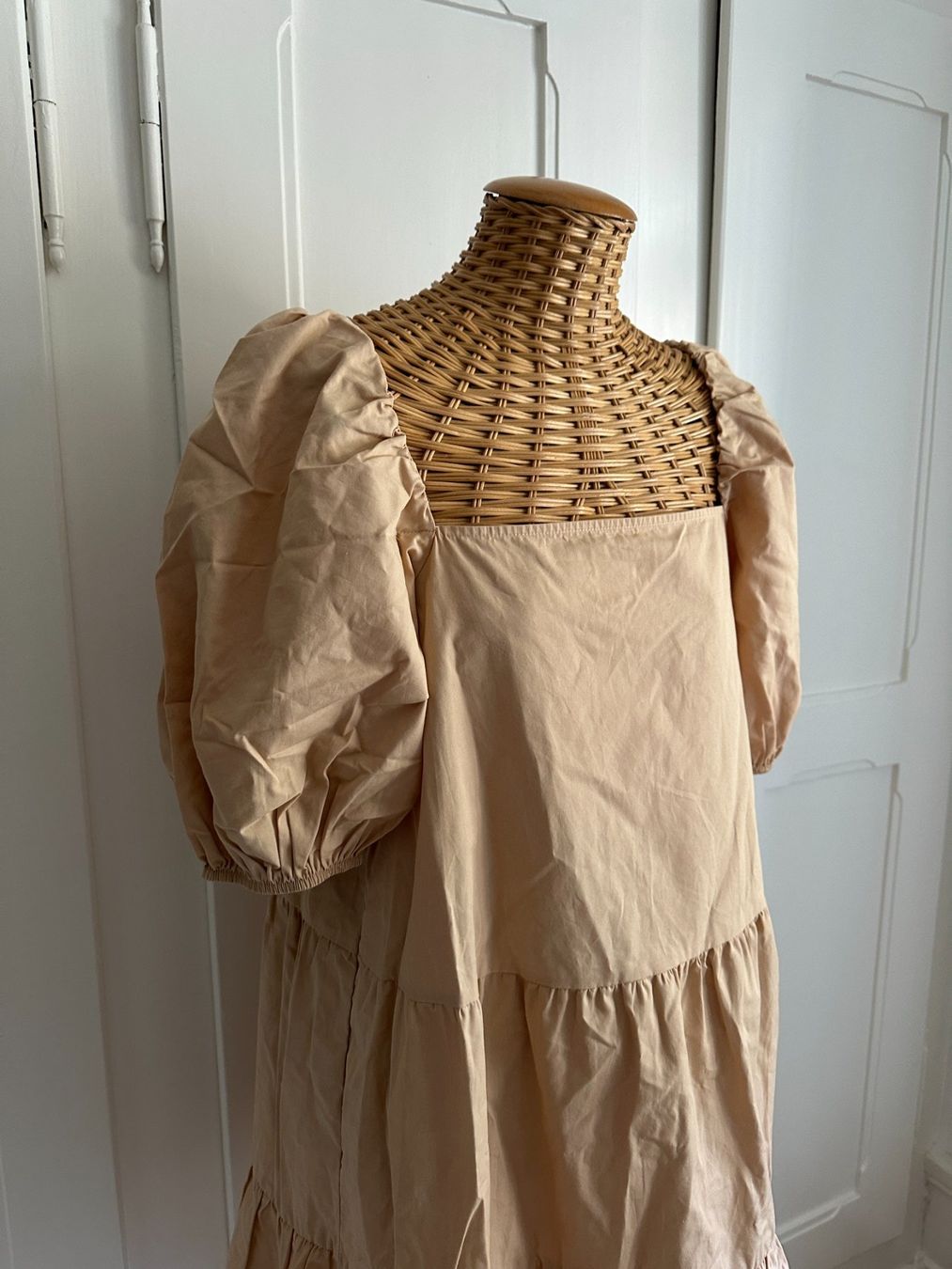 H&M Kleider: Kleid beige mit Puffärmel - M – Gebraucht aus Zürich von Diazaio 1