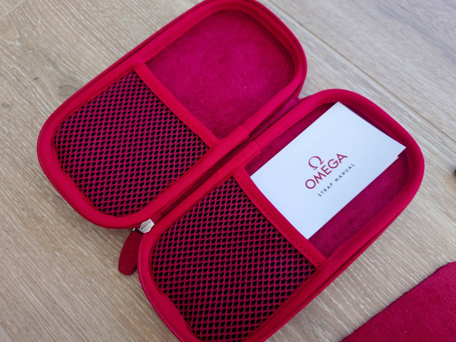 Scatole porta orologi: Omega bracelet box with pins – Nuovo (secondo la descrizione) da Epalinges venduto da bracelet123 1