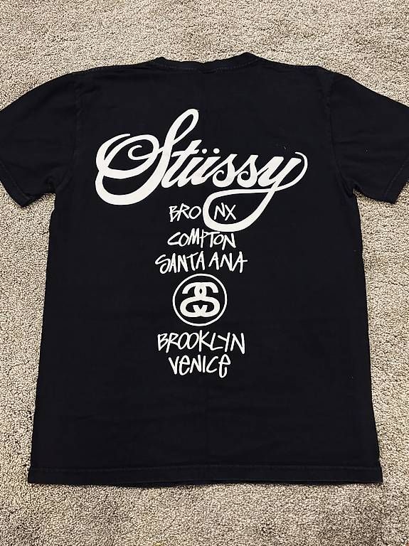T-shirt: STÜSSY TSHIRT  – Nuovo e nell'imballaggio originale da Schindellegi venduto da fifiselling 1