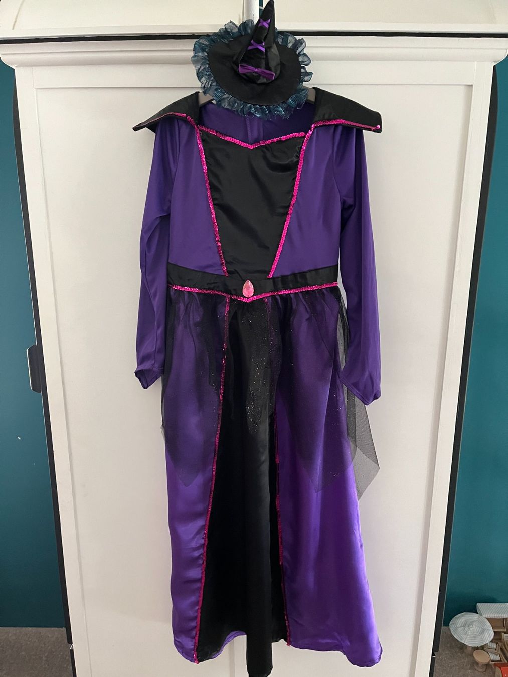 Costumi: Déguisement Halloween Violet taille 150 – Usato da Onnens VD venduto da thi_6rvw