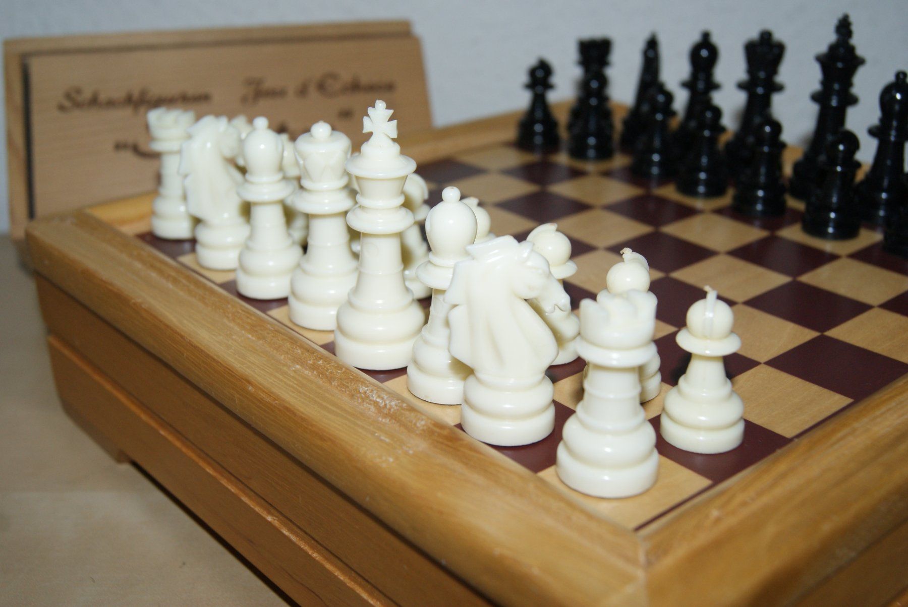 Giochi: Schachbrett-Box aus Holz mit Bakelit? Figuren – Usato da Zürich venduto da Widi1 3
