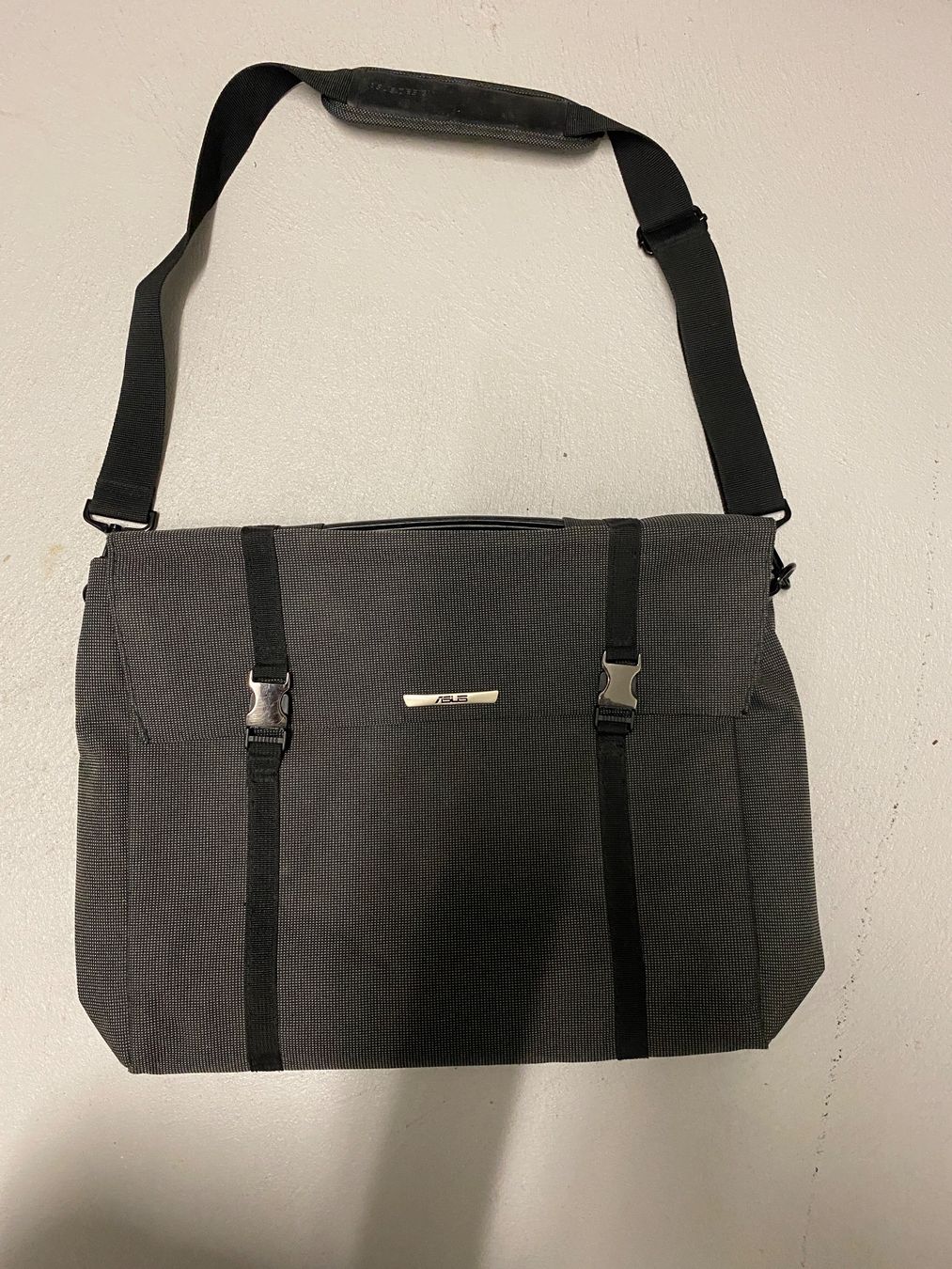 Asus Borse: Asus Laptoptasche – Usato da Winterberg venduto da cel_8vpx