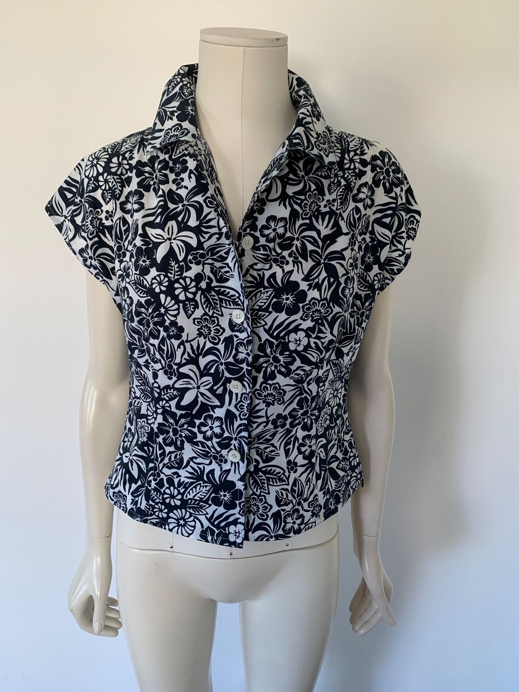 Bogner Camicette: BOGNER: Hübsche, dunkelblau gemusterte Sommerbluse, Gr. 36 – Usato da Luzern venduto da designluzern