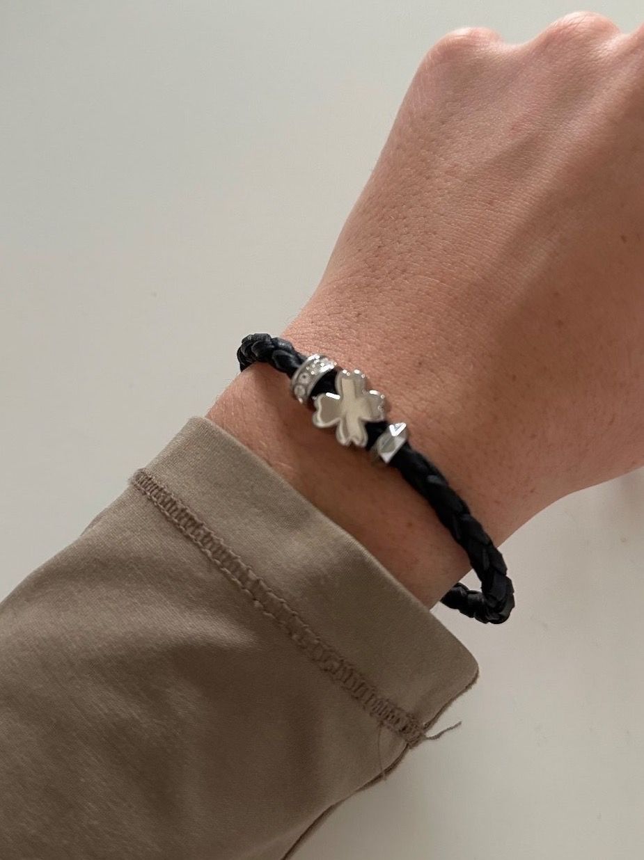 Bracciali & Braccialetti: Bracelet Fossil noir avec trèfle – Usato da Châtelaine venduto da nan_j75j