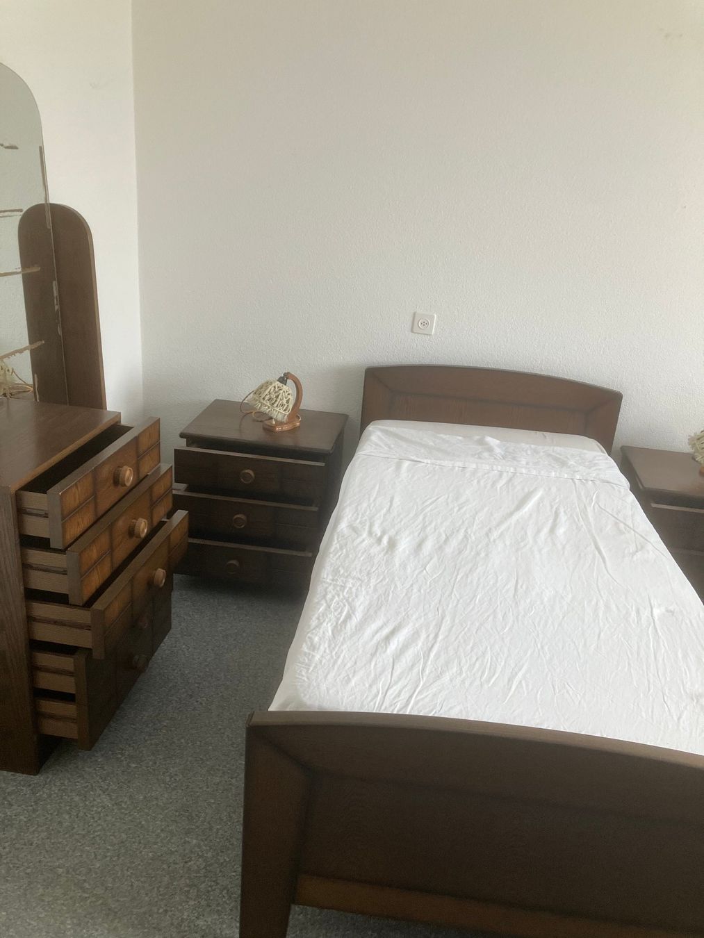 Betten: Chambre à coucher, table de nuit et coiffeuse – Gebraucht aus Tavannes von dada017 1