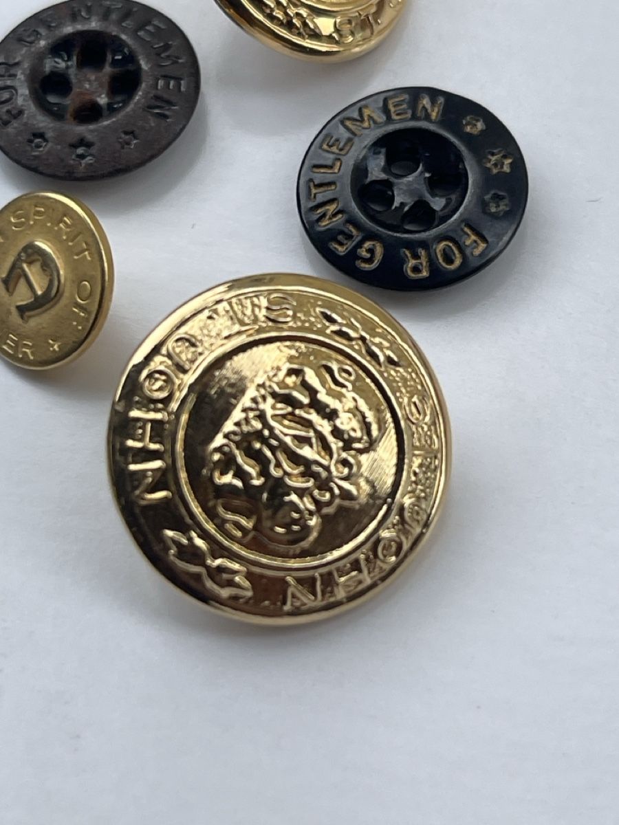 Uniformi: Buttons Konvolut Pierre Cardin Aigner John – Usato da Brienz BE venduto da hey_z9vg 1