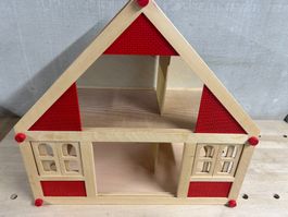 Puppenhaus aus Holz mit rotem Dach