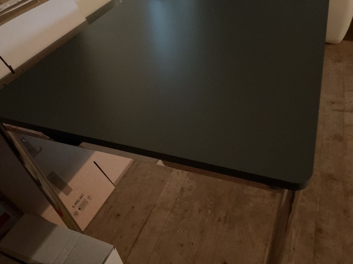 Bureaux: Bürotisch dunkelgrau Metallgestell – D'occasion à Meilen par moritz033 2