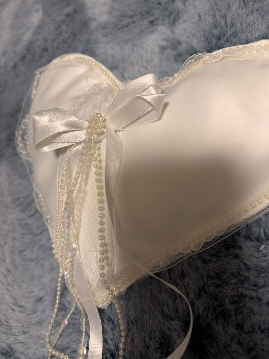 Cuscini: Coussin alliances mariage, perles et satin – Usato da La Chaux-de-Fonds venduto da Sabinchenn 1