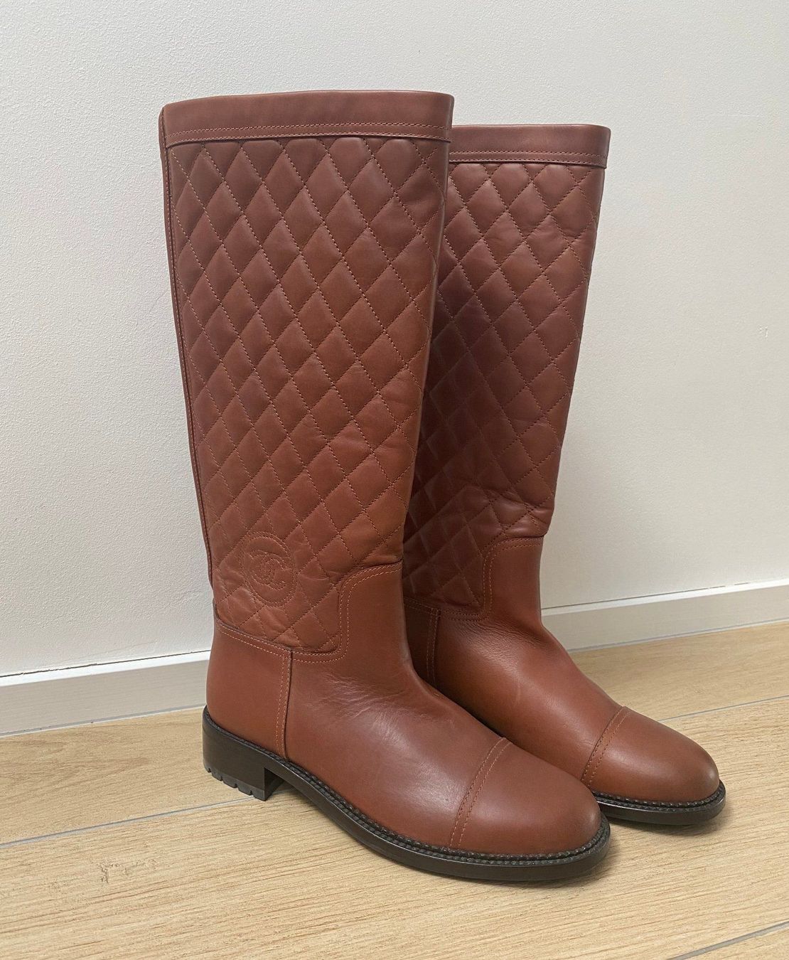 Chanel Scarpe da donna: Bottes en cuir CHANEL – Nuovo (secondo la descrizione) da La conversion venduto da Repio