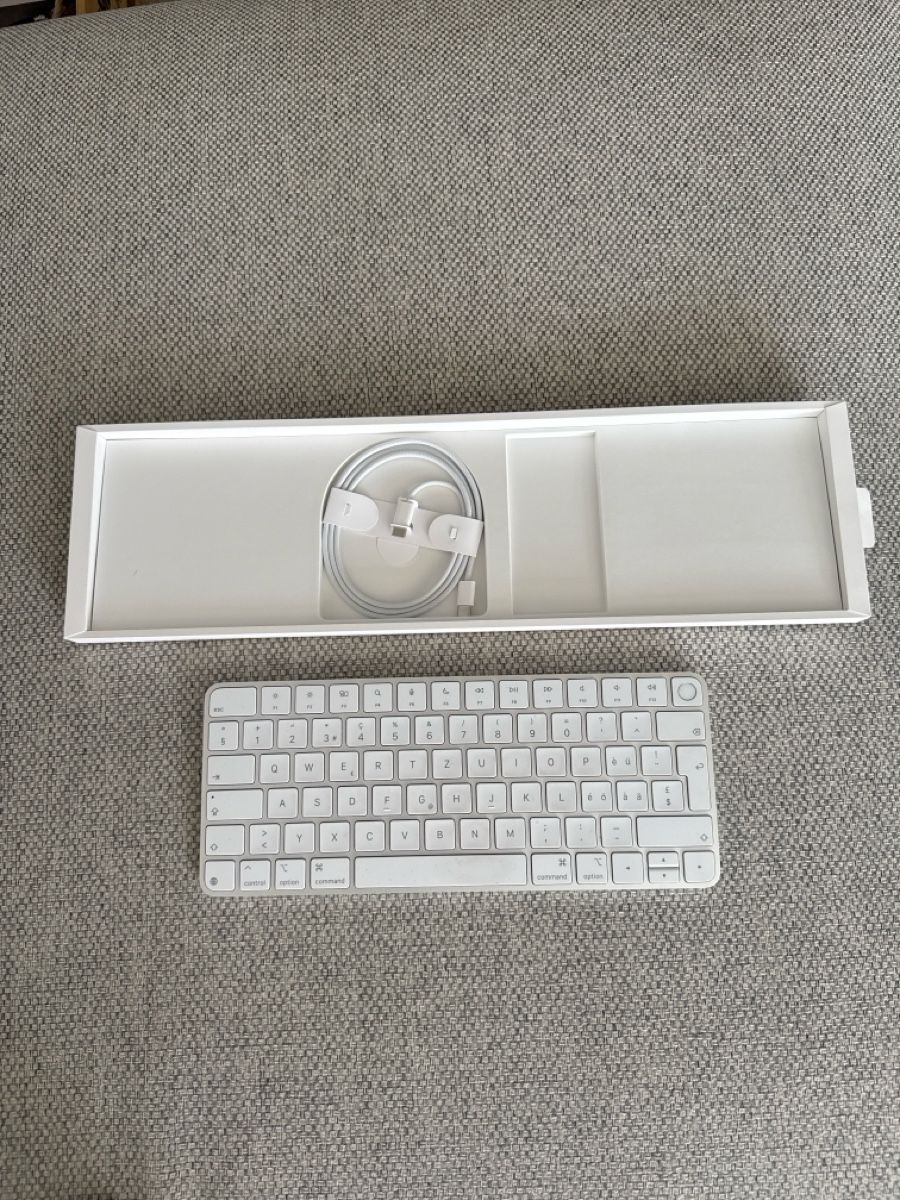 Cavi: Apple Magic Keyboard DE neuwertig mit Kabel – Nuovo (secondo la descrizione) da Dübendorf venduto da cla_x927
