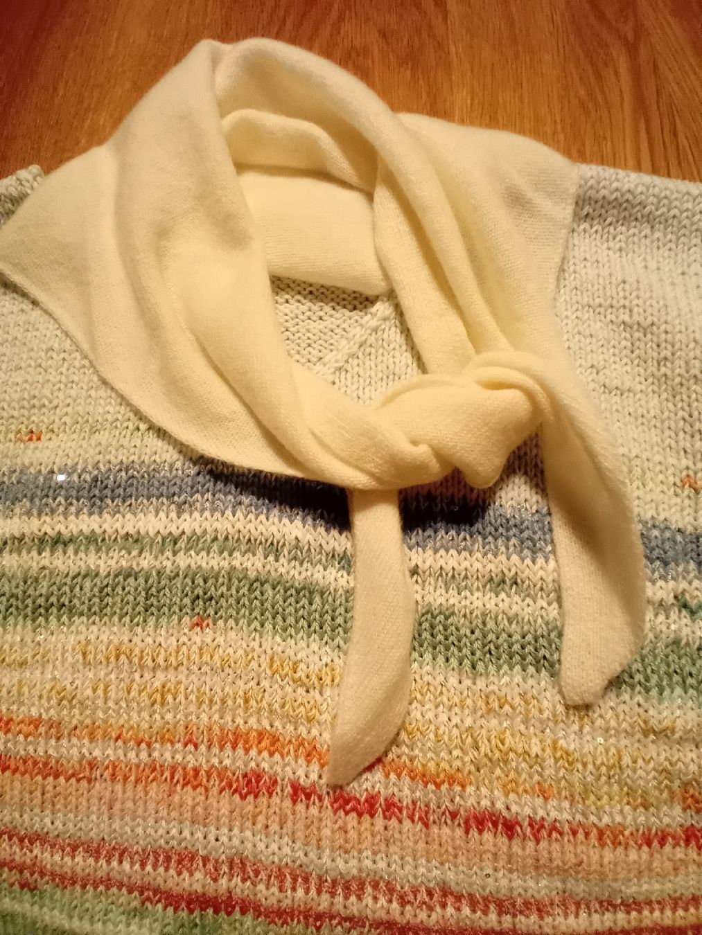 Maglioni & Felpe: Sommerliches Strick-Pulli mit passendem Halstuch,gr.M – Nuovo (secondo la descrizione) da Burgdorf venduto da carodesign1 2
