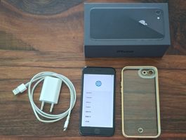 Smartphone Apple iPhone 8 Space Grey mit Zubehör und Hülle