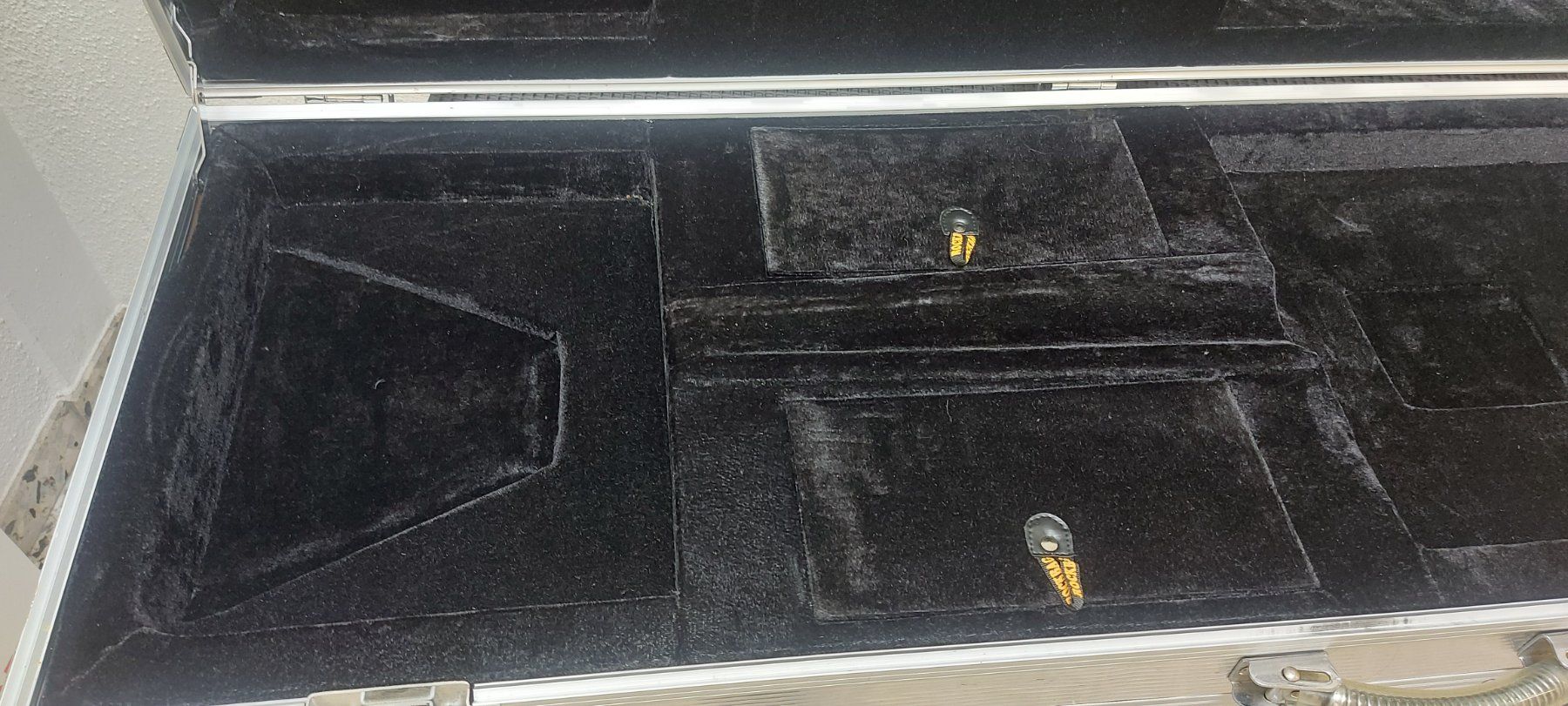 Musikinstrumente: Aluminium Flightcase für E-Bassgitarre – Gebraucht aus Glattbrugg von Swissmusik 3