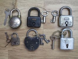 6 alte Vorhängeschlösser mit Schlüssel