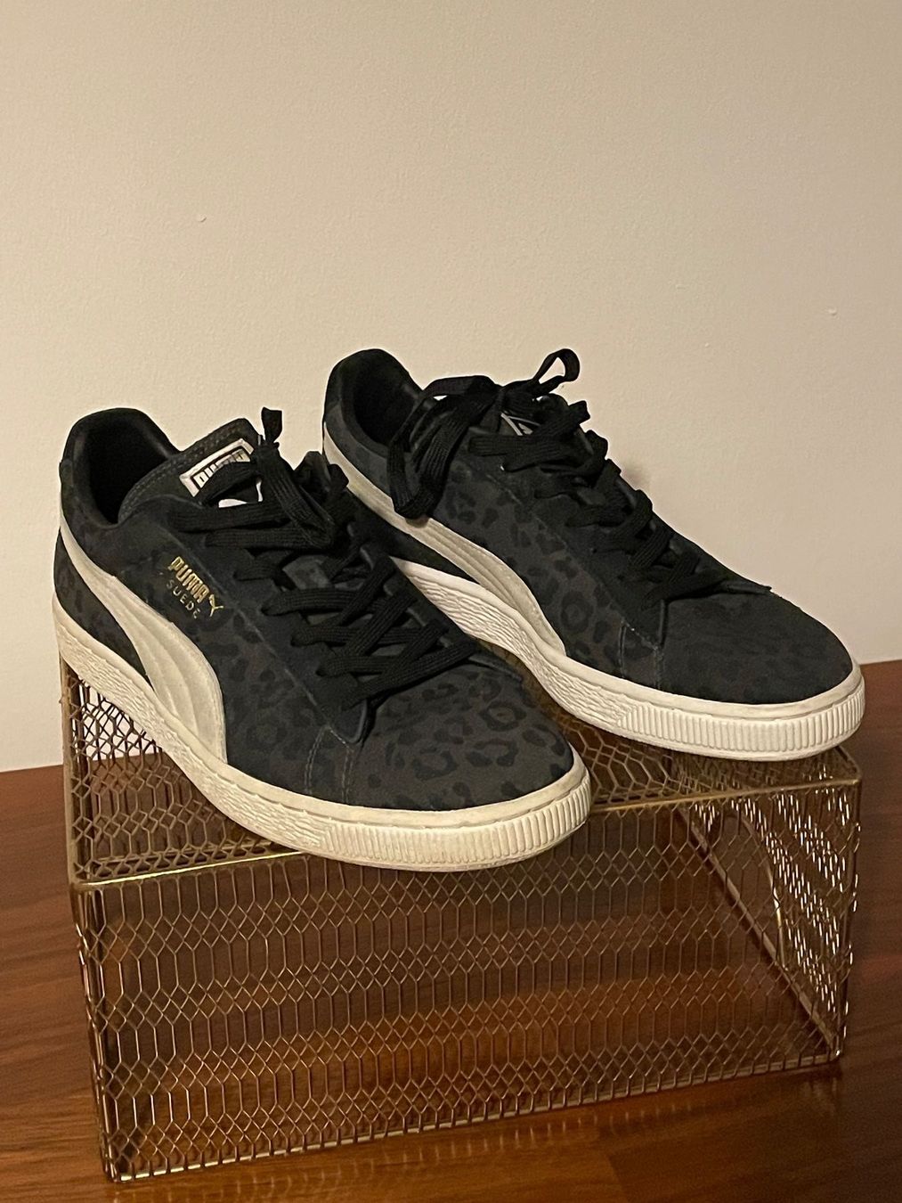 Puma Herrenschuhe: PUMA Suede in US10 / EU43 Grau mit Leopardmuster – Gebraucht aus Zürich von emkay13