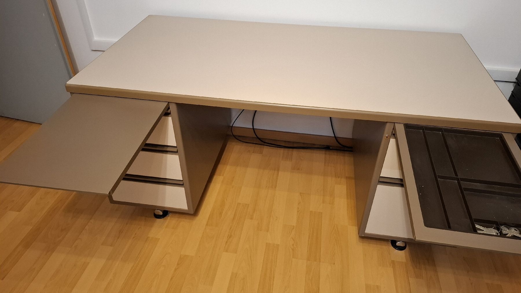 Schreibtische: Robuster Schreibtisch mit zwei Korpusse – Gebraucht aus Buchs AG von x-stomp 4
