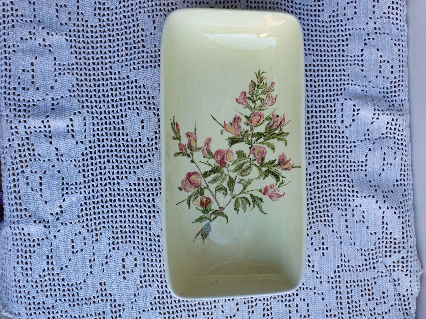 Schalen: Kleine gelbe Schale mit einem Blumenmotiv – Gebraucht aus Villnachern von RicardoMary
