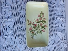 Kleine gelbe Schale mit einem Blumenmotiv