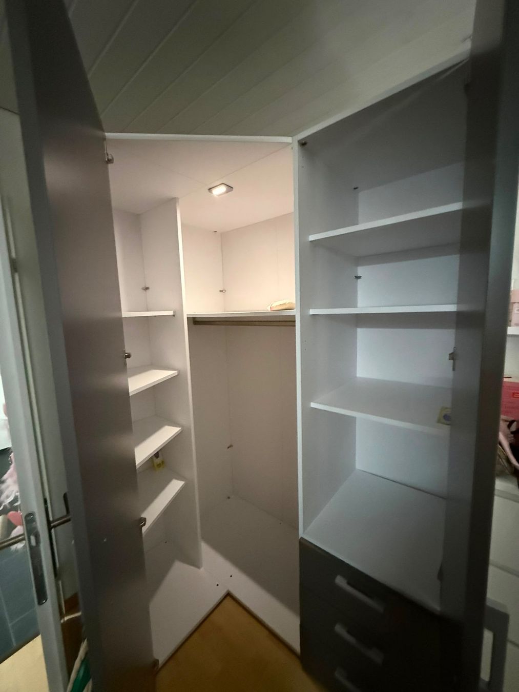 Schränke: Jugendzimmer LOOP Eckschrank / Eck-Kleiderschrank anthrazit – Gebraucht aus Unterkulm von Magoo16876 1
