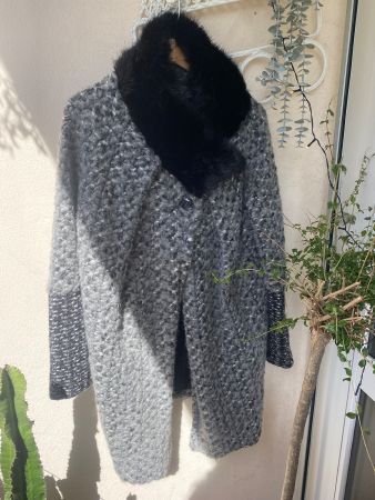 Manteau gris avec col en fourrure noire taille M