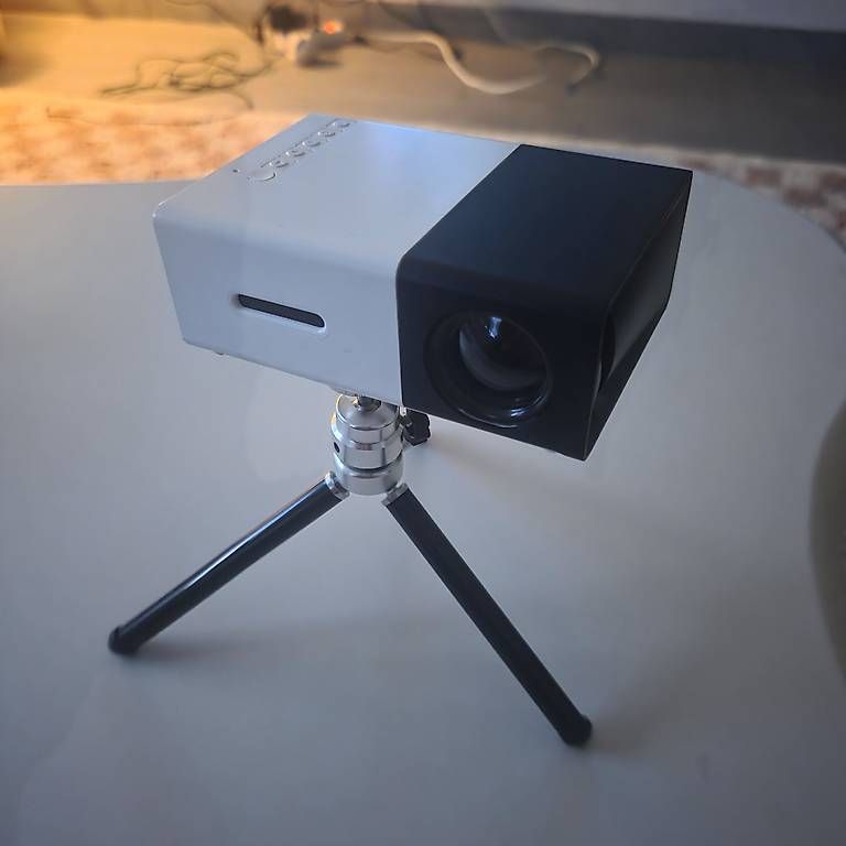 Treppiedi & Teste: Projecteur Basse resolution, avec trépied. – Usato da Bouveret venduto da ole_y7dv
