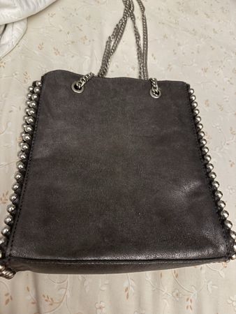 Sac à main gris avec chaînes et clous 24 cm état neuf