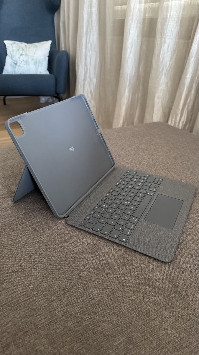 Logitech Claviers: iPad Pro 12.9 (5/6. Generation) LOGITECH Combo Touch (CH) – D'occasion à Uitikon Waldegg par marceesha