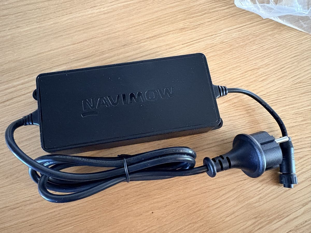 Segway Tagliaerba: Segway Navimow Powersupply 80W Ladekabel mit Schuko Stecker – Nuovo e nell'imballaggio originale da Werdenberg venduto da tradeSG 1
