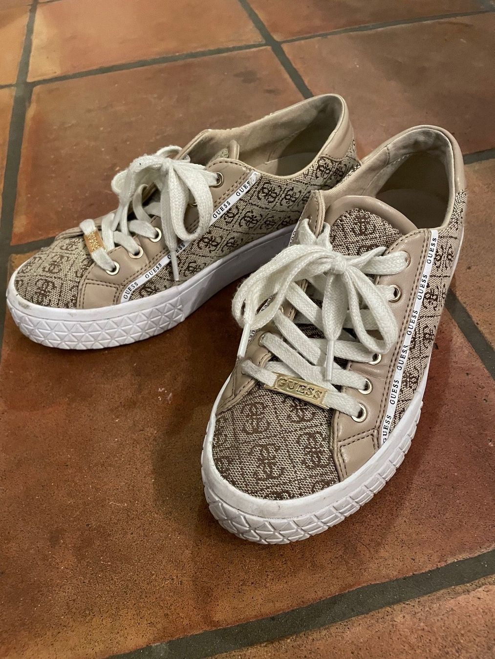 Guess Scarpe da donna: Guess Sneaker beige 37/38 – Usato da Winterthur venduto da chiaraelisa93 2
