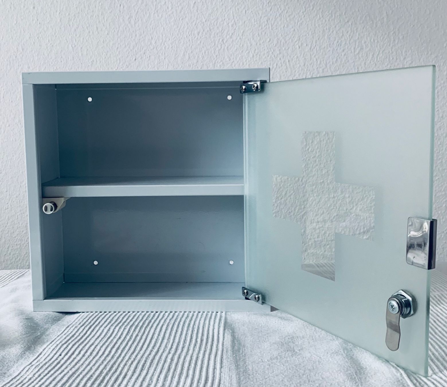Verbandkästen: Kleiner Apothekerschrank, abschliessbar – Gebraucht aus Bern von Flora.Sonea 1