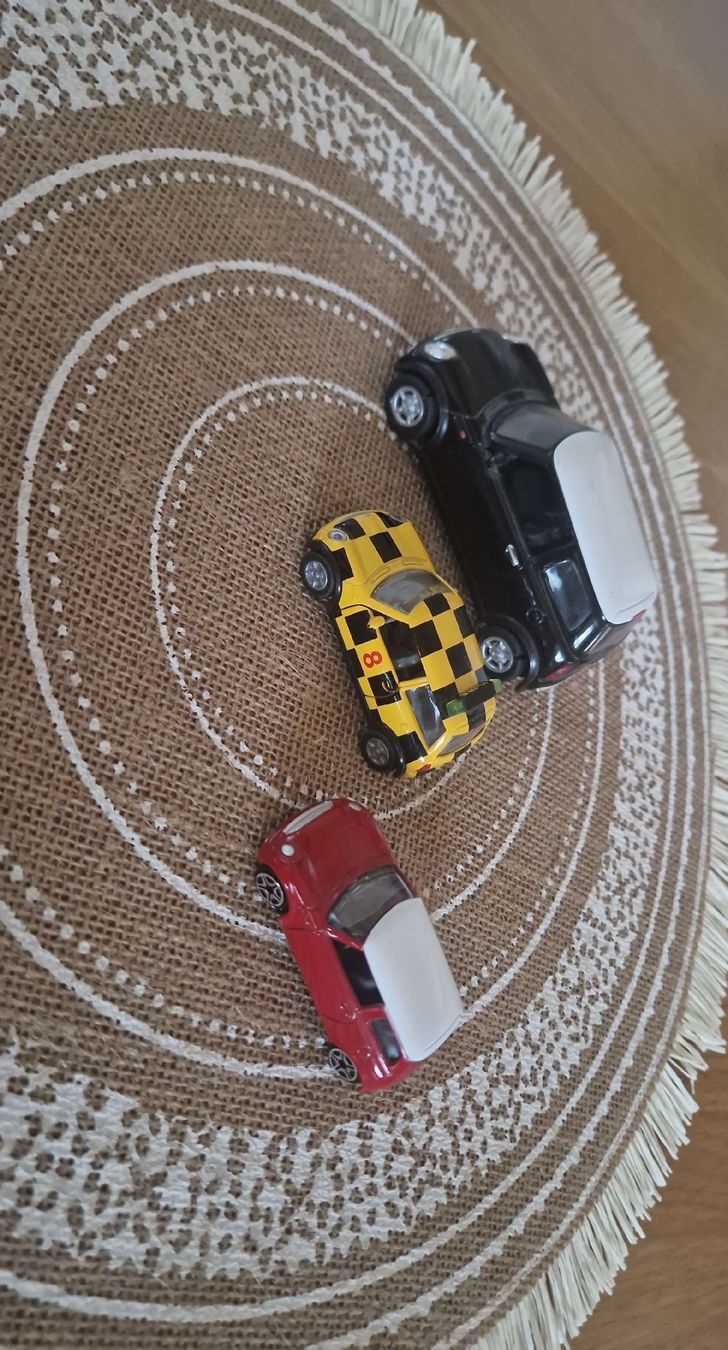Cooper Modellautos: 3 Mini Cooper Modellautos - Rot, Schwarz, Gelb-Schwarz – Gebraucht aus Meggen von GoncallvesTiago21