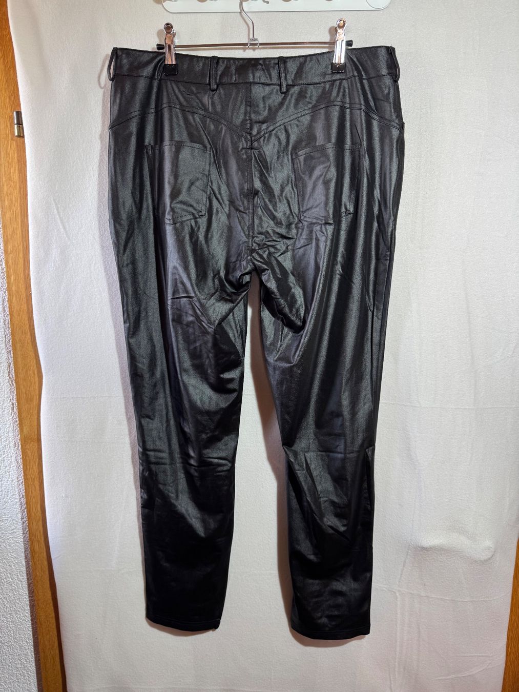 Pantaloni: Schöne glänzende Hose Gr L – Usato da Grosswangen venduto da SALE_SALE_SALE 2