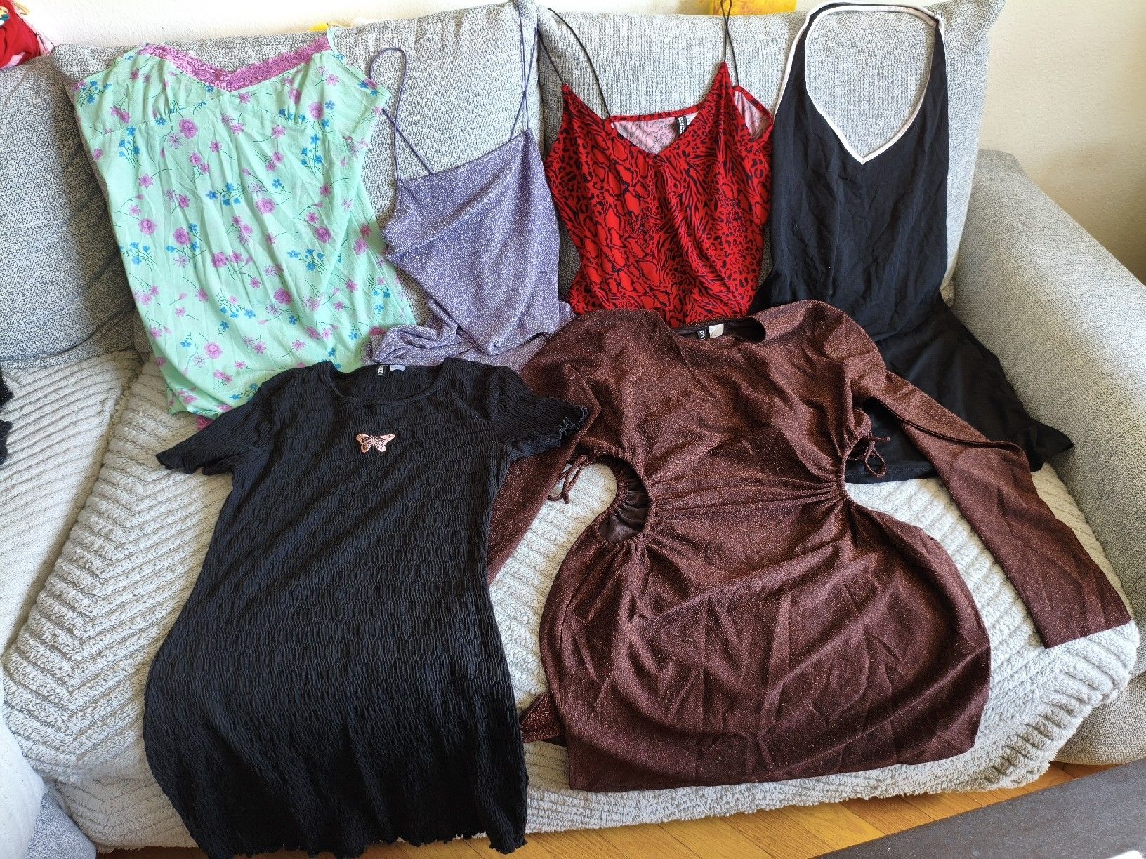 Lotti di vestiti: Lot 6 robes L – Usato da Lausanne venduto da IseeIceasCream