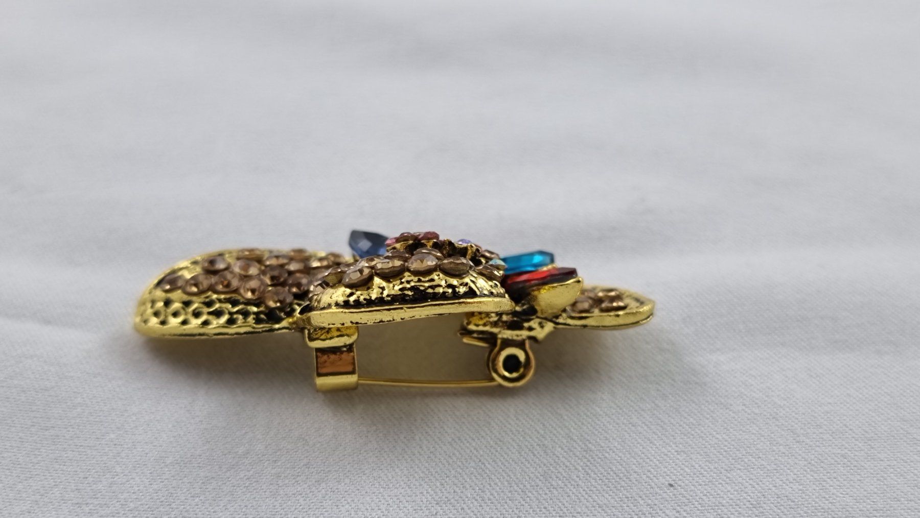 Spille & Fermagli: Schicke Brosche, Strass Hut, Goldfarben 549 – Usato da Wald ZH venduto da Martin79 1
